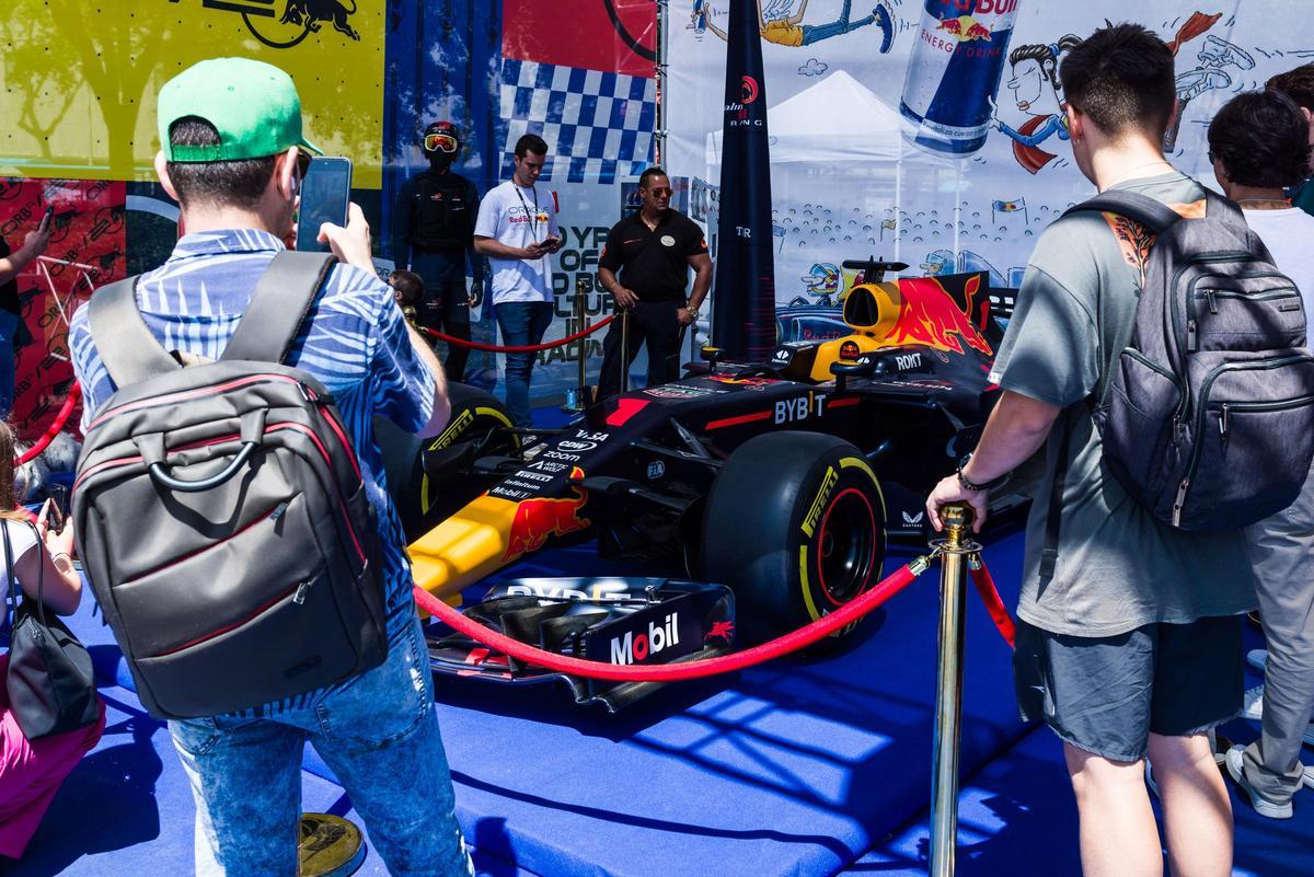 Pasión por la Fórmula 1 en la 'fan zone' de Plaça Catalunya