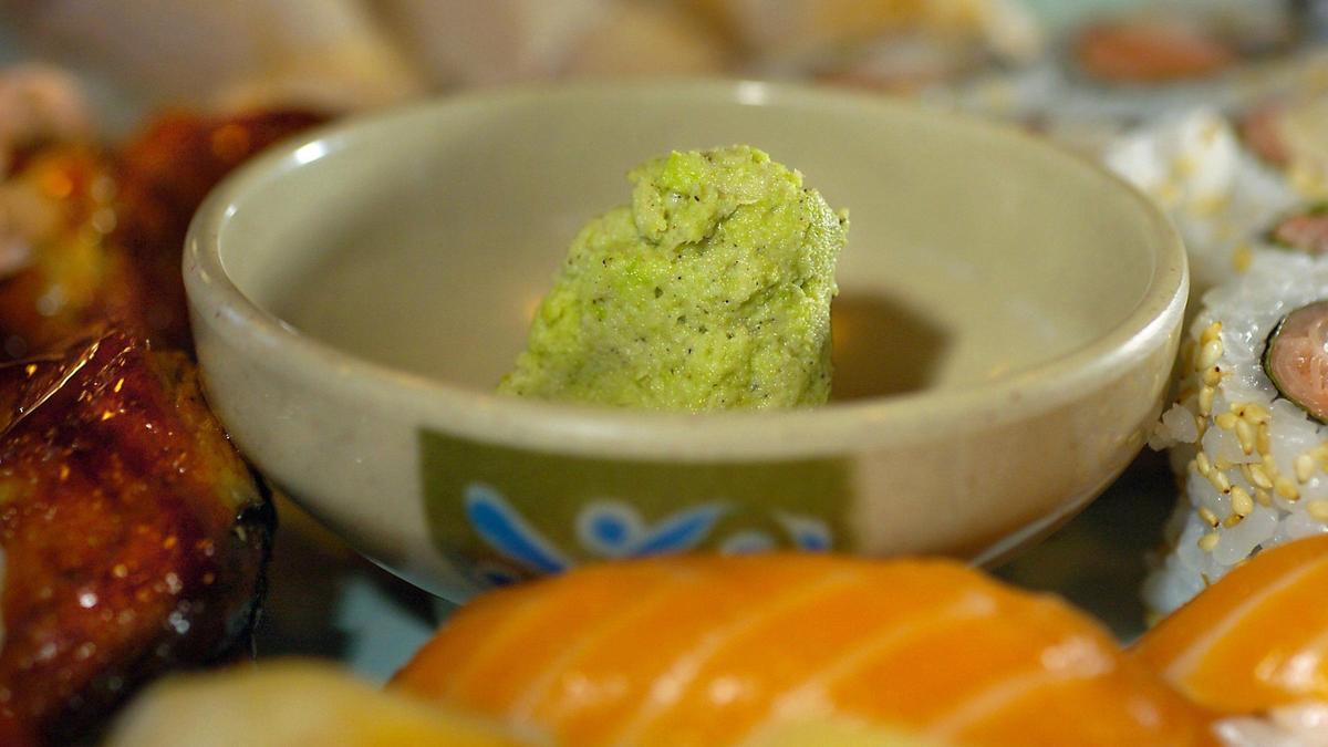 Un plato con wasabi
