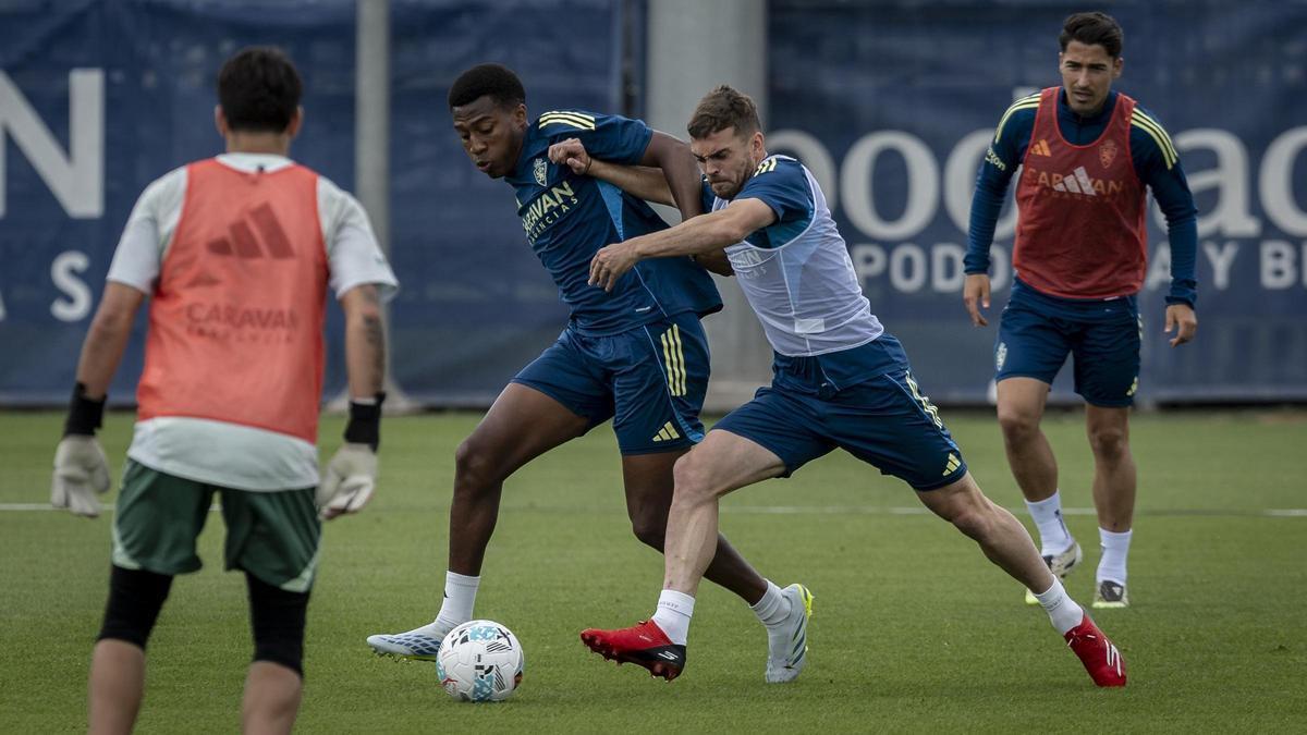 Gomes y Soberón pugnan por un balón en un entrenamiento.