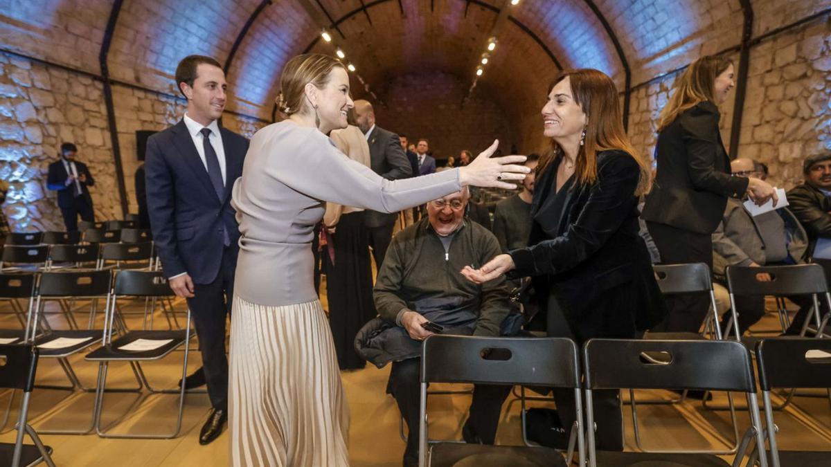 La presidenta Marga Prohens, junto a la portavoz de Vox, Manuela Cañadas.