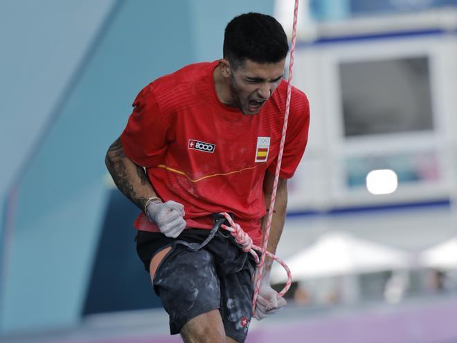 Alberto Ginés celebra su actuación en la semifinal masculina de búlder y dificultad en escalada deportiva en el marco de los Juegos Olímpicos París 2024.