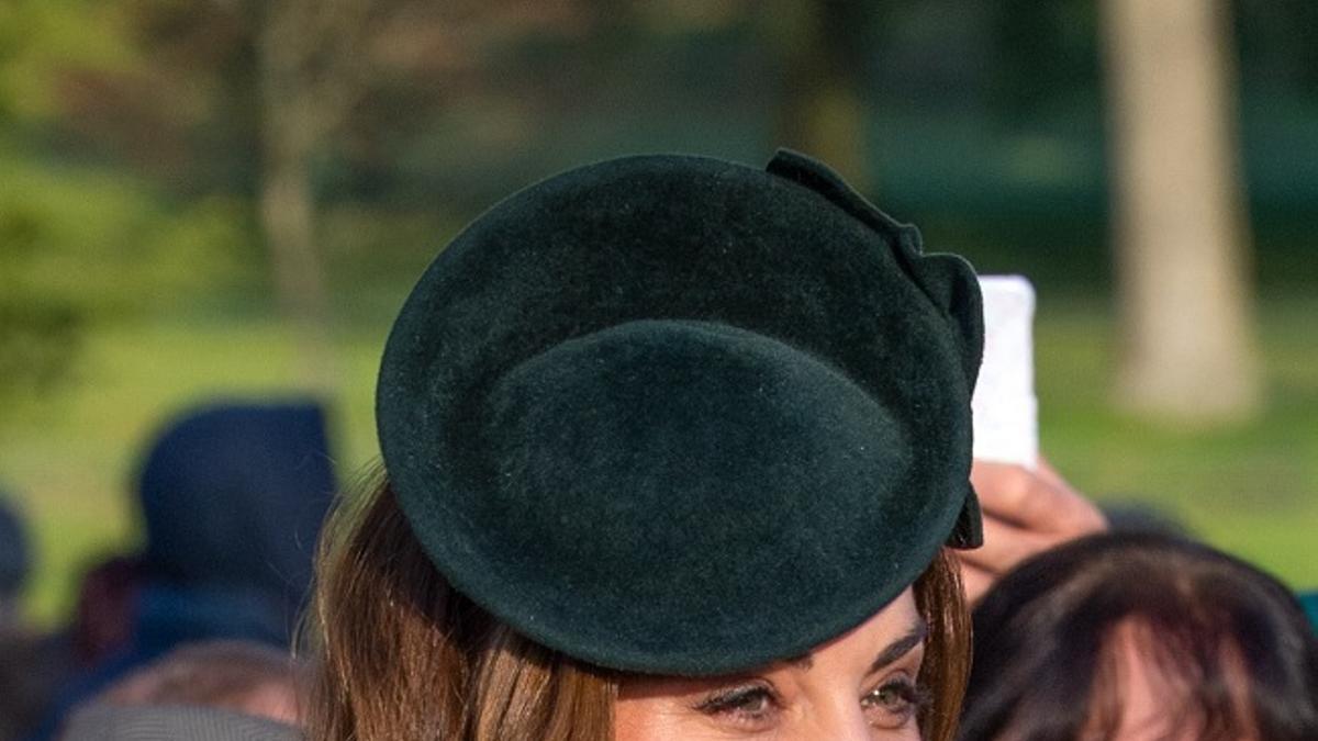 Kate Middleton con abrigo gris de Catherine Walker en la tradicional misa navideña