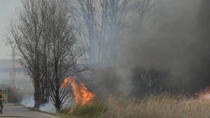 El viento dificulta la extinción de un incendio en el Serrallo