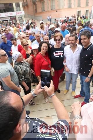 Cientos de personas protestan frente al Ayuntamiento de Cartagena por el pacto entre PP, PSOE y Cs