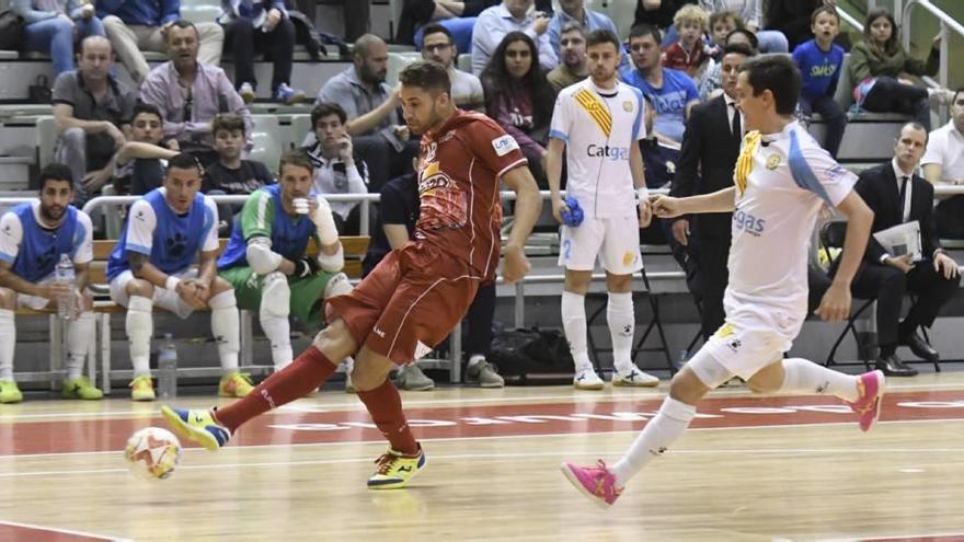 Pito lanza a puerta en un partido en el Palacio.