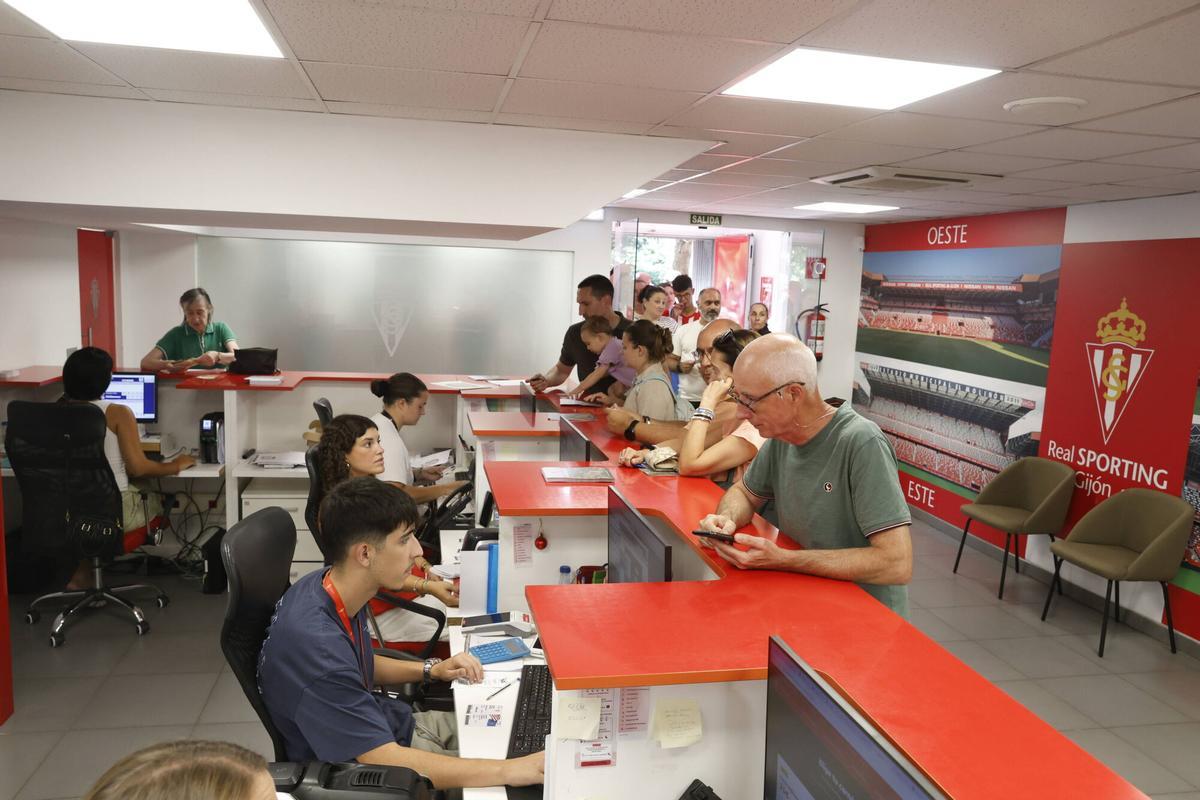 Largas colas en El Molinón para renovar el abono del Sporting de Gijón Largas colas en El Molinón para renovar el abono del Sporting de Gijón