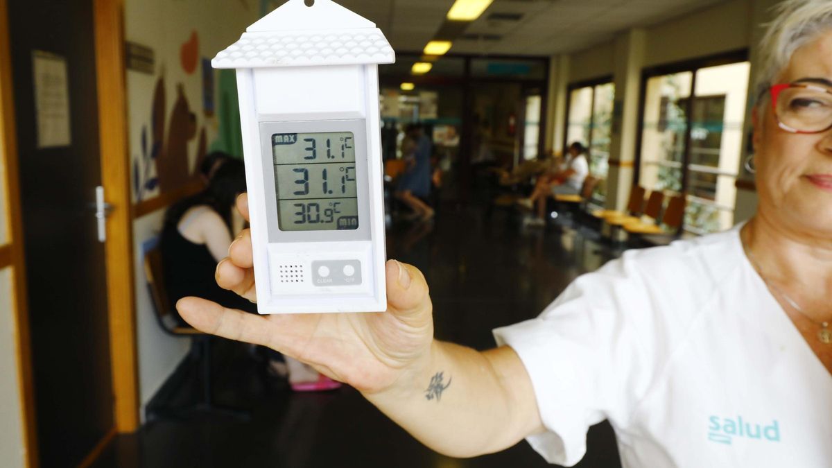 Un termómetro en la sala de espera del centro de salud de Valdefierro marca 31 grados.