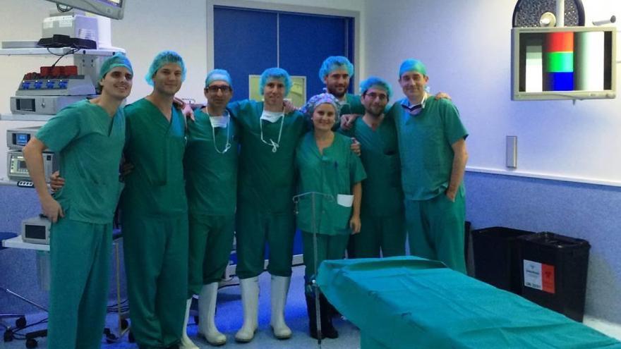 El jefe de servicio de Traumatología (3i) junto a Mikel Aramberri (4i) en un quirófano del Santa Lucía.