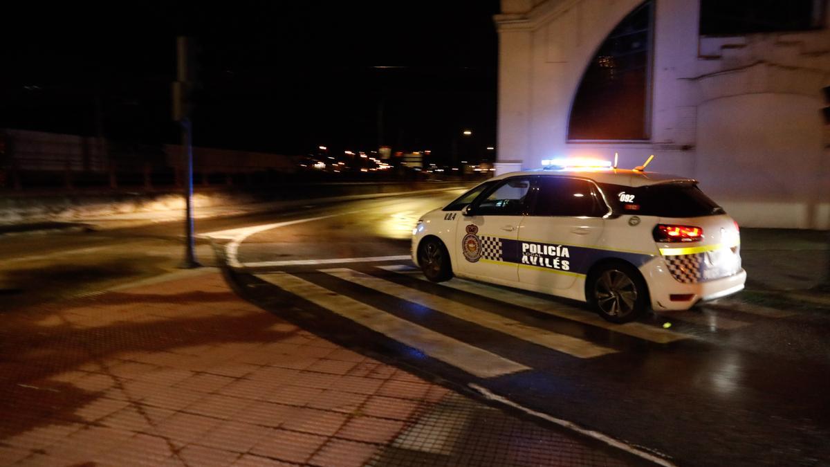 Un vehículo de la Policía Local de Avilés.