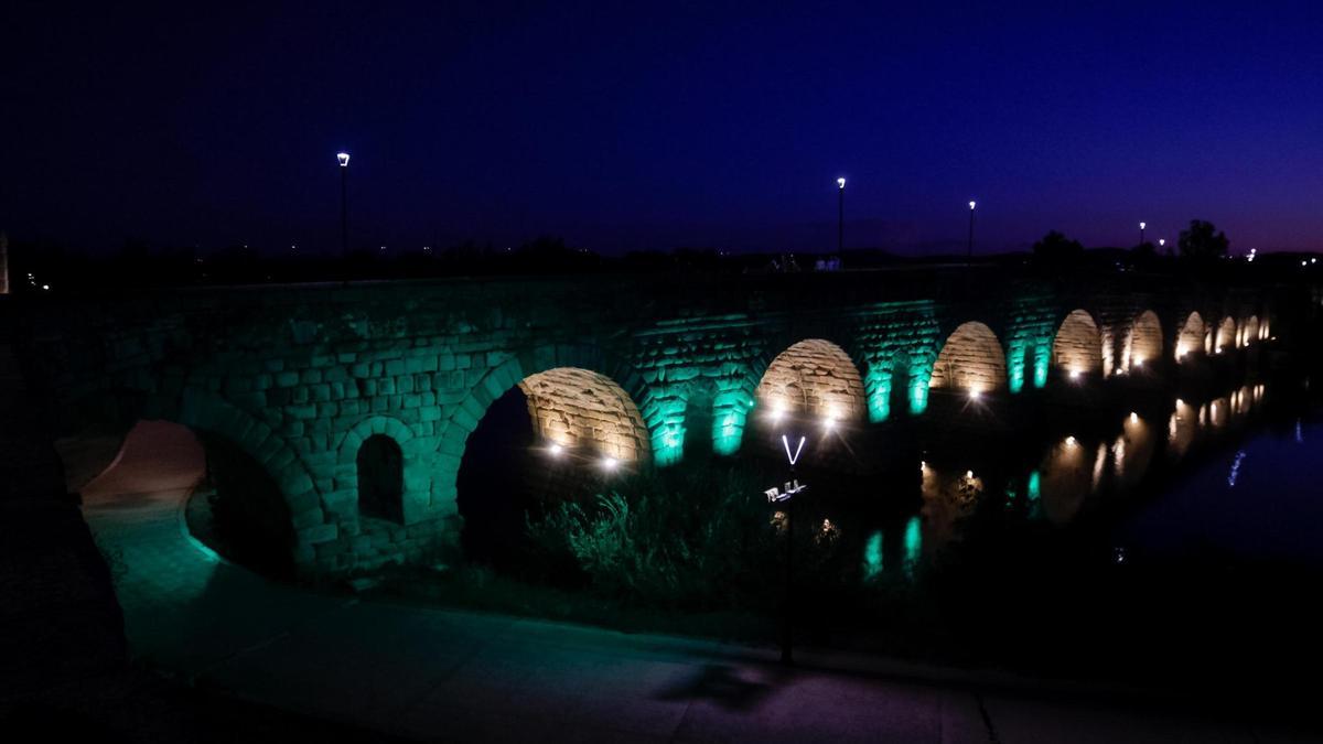 El Puente Romano de Mérida, iluminado de color verde.