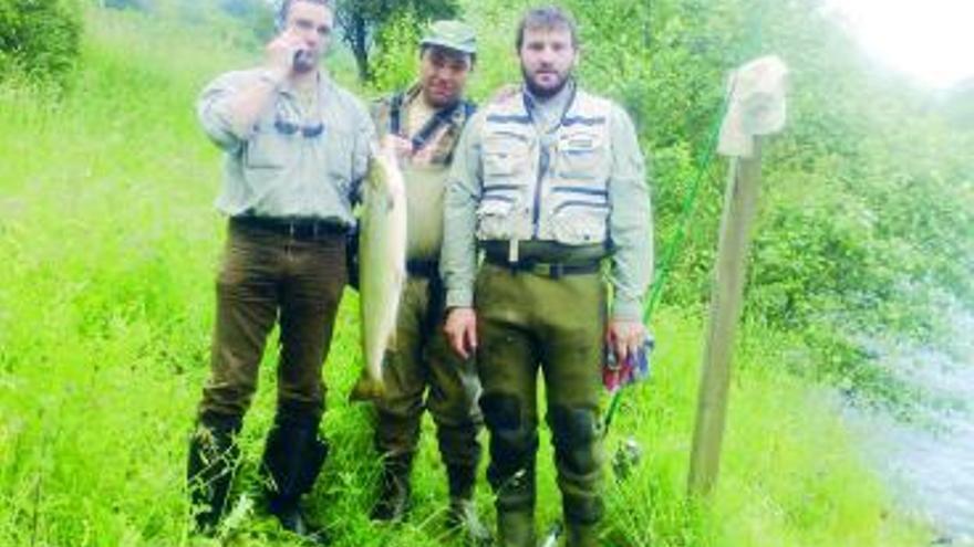 Por la izquierda, José Rodríguez, Ramón Mota y David Fernández, con el salmón que pescó el primero en el Narcea el pasado sábado.