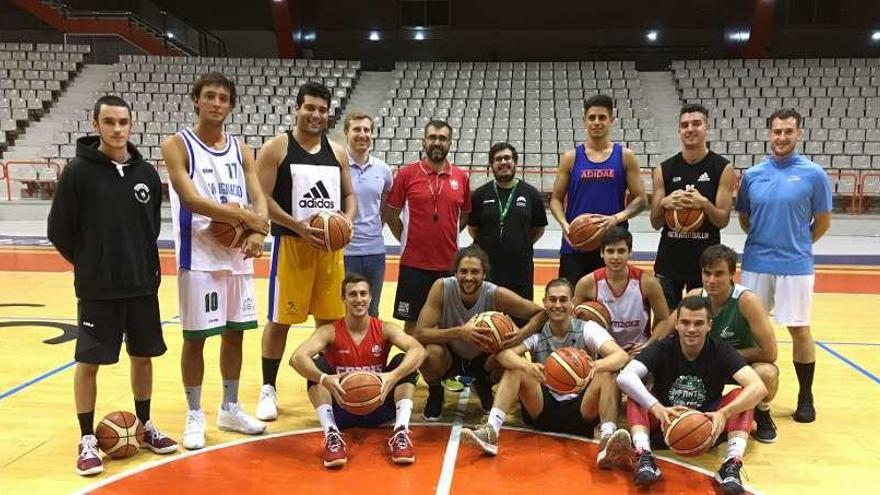 Los jugadores del Gijón Basket y el cuerpo técnico, en su primer entrenamiento.