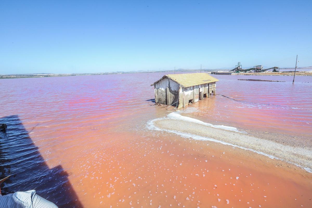 Uno de los antiguos talleres de reparación seminundado por la subida de las aguas provocada por las lluvias torrenciales en 2019