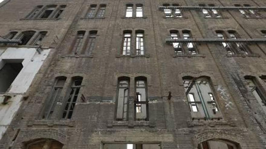 El mal estado de la Harinera del Grao obliga a  modificar el proyecto y reforzar la estructura
