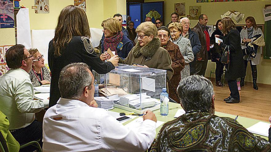 Cola de votantes en el colegio Fernando II durante la jornada de ayer.