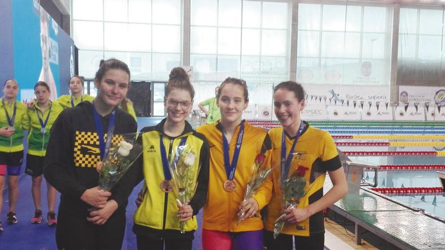 Ángela Cabo, Amalia Blas, María Ares y Paula Otero, bronce