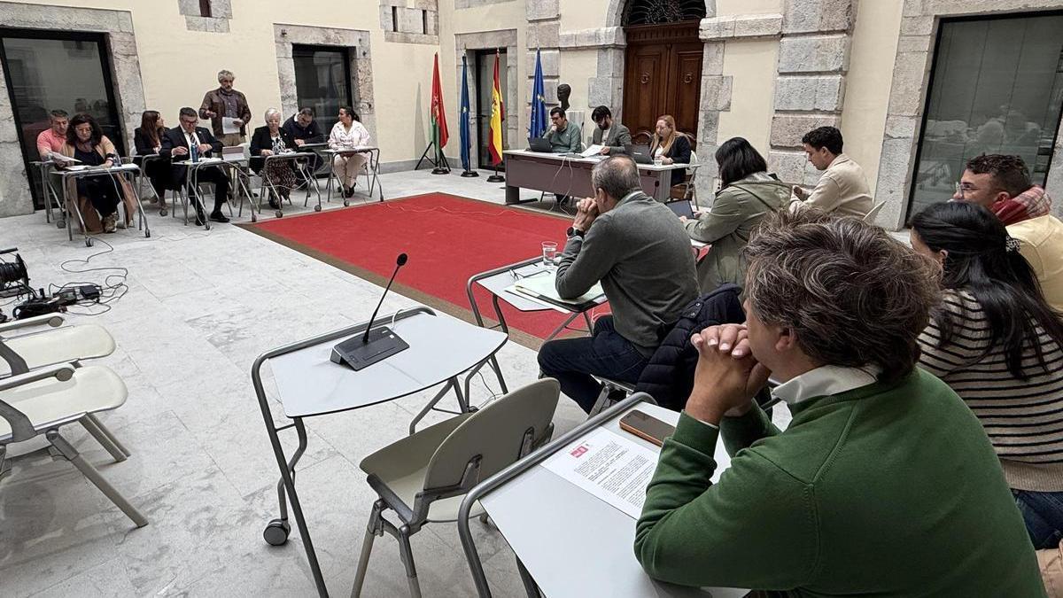 Un momento del pleno celebrado este jueves en Llanes.