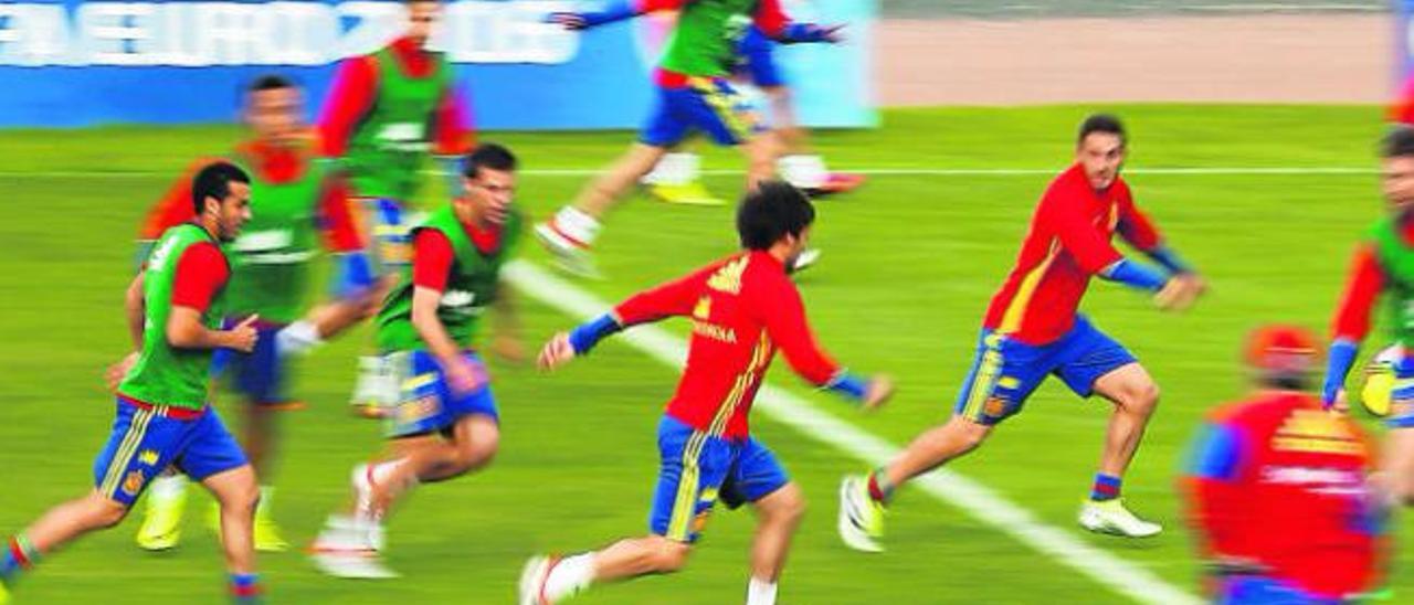 Silva, en el centro y con la pelota pegada al pie izquierdo, es perseguido por varios compañeros en el entrenamiento de ayer en Saint Martin de Ré.