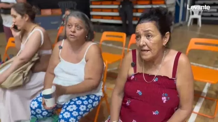 Turistas cubanos evacuados tras el incendio del Saler: "Cada vez que vengo a València pasa algo. Primero fue la dana y ahora esto"