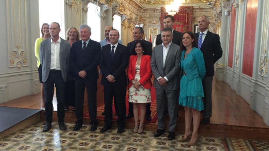 Integrantes de la Mesa del Parlamento de Canarias, junto a los miembros de la corporación de Las Palmas de Gran Canaria.