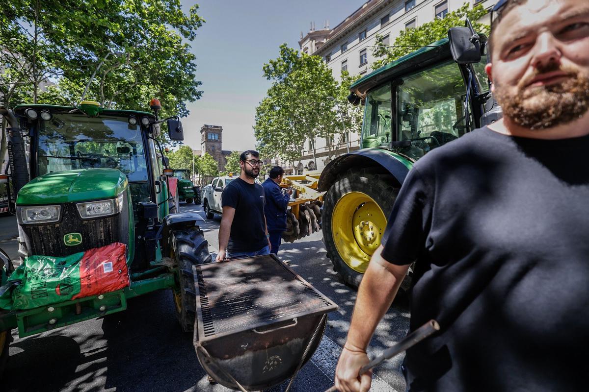 Tractores cortan la Gran Via de Barcelona delante de Acció Climàica para pedir más agua