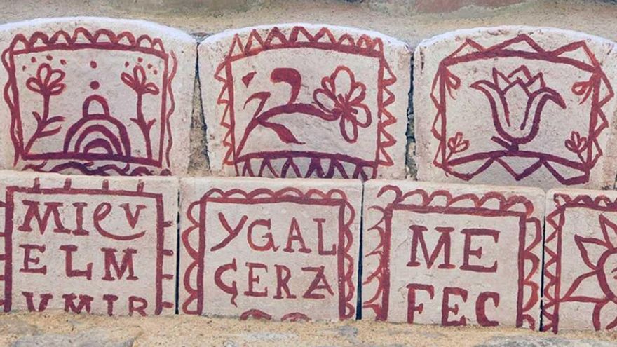 Sabies que si passeges pel nucli antic de Llagostera i mires ben amunt pots trobar petites obres d’art?
