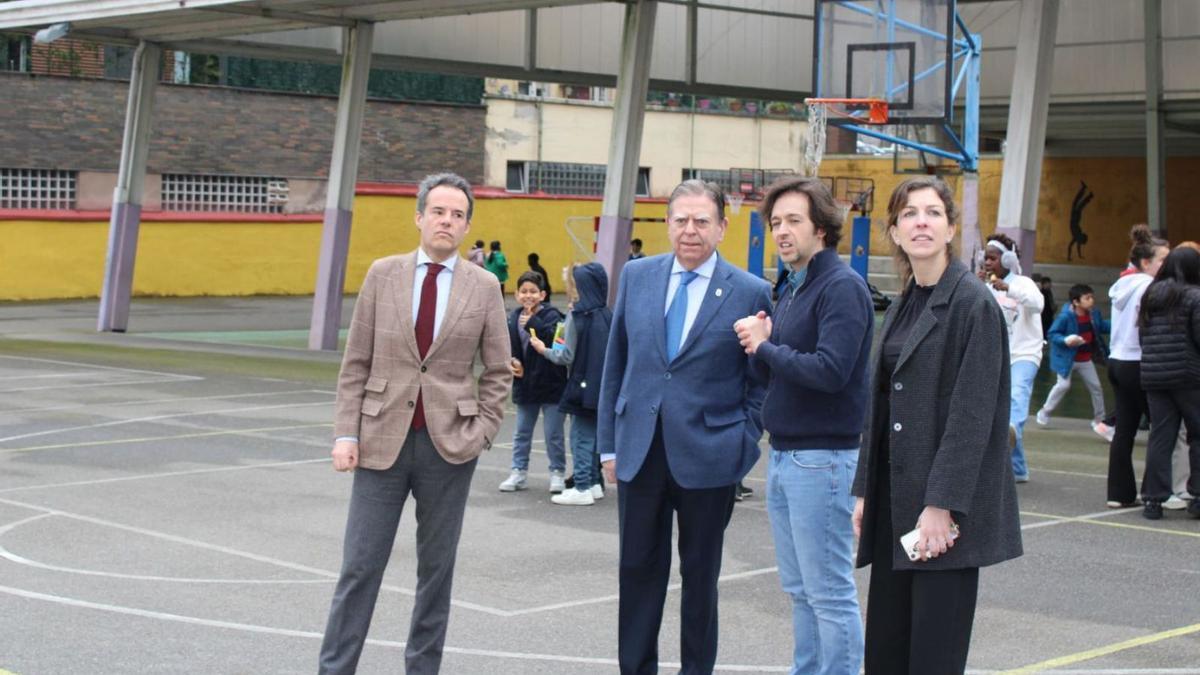 Por la izquierda, Nacho Cuesta, Alfredo Canteli, Edgar Rodríguez y Lourdes García, en una visita a un centro escolar.
