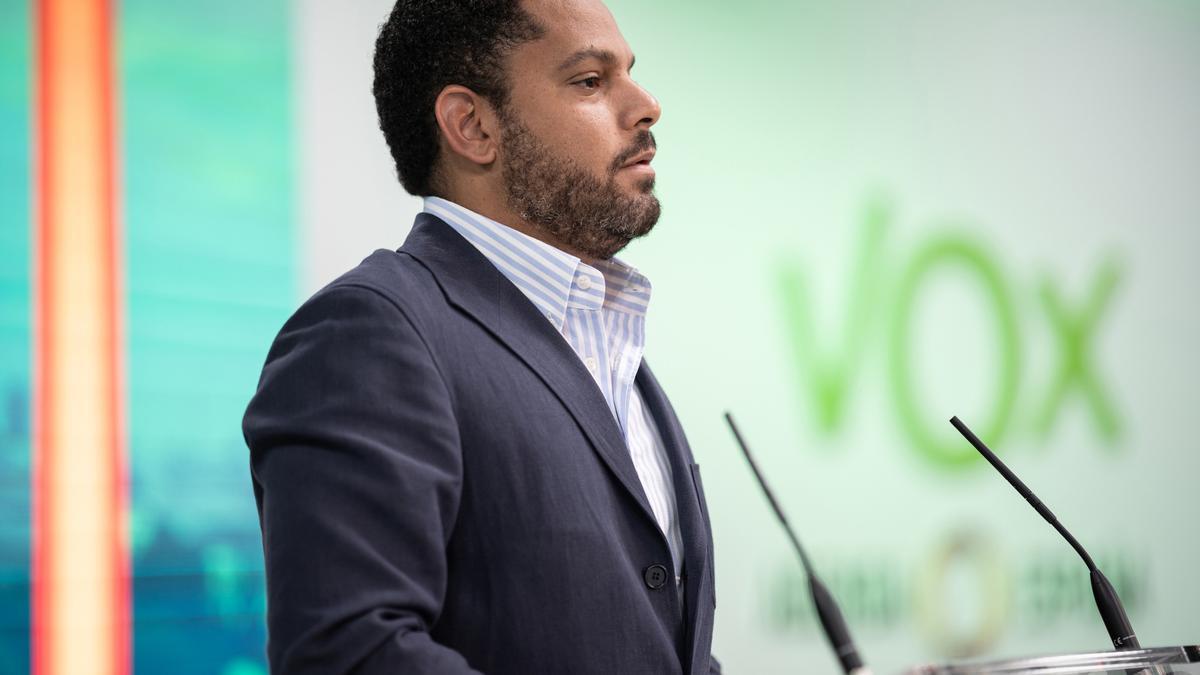 El secretario general de VOX, Ignacio Garriga, durante una rueda de prensa tras la reunión del Comité de Acción Política de VOX, en la sede nacional del partido, a 25 de septiembre de 2023, en Madrid (España).