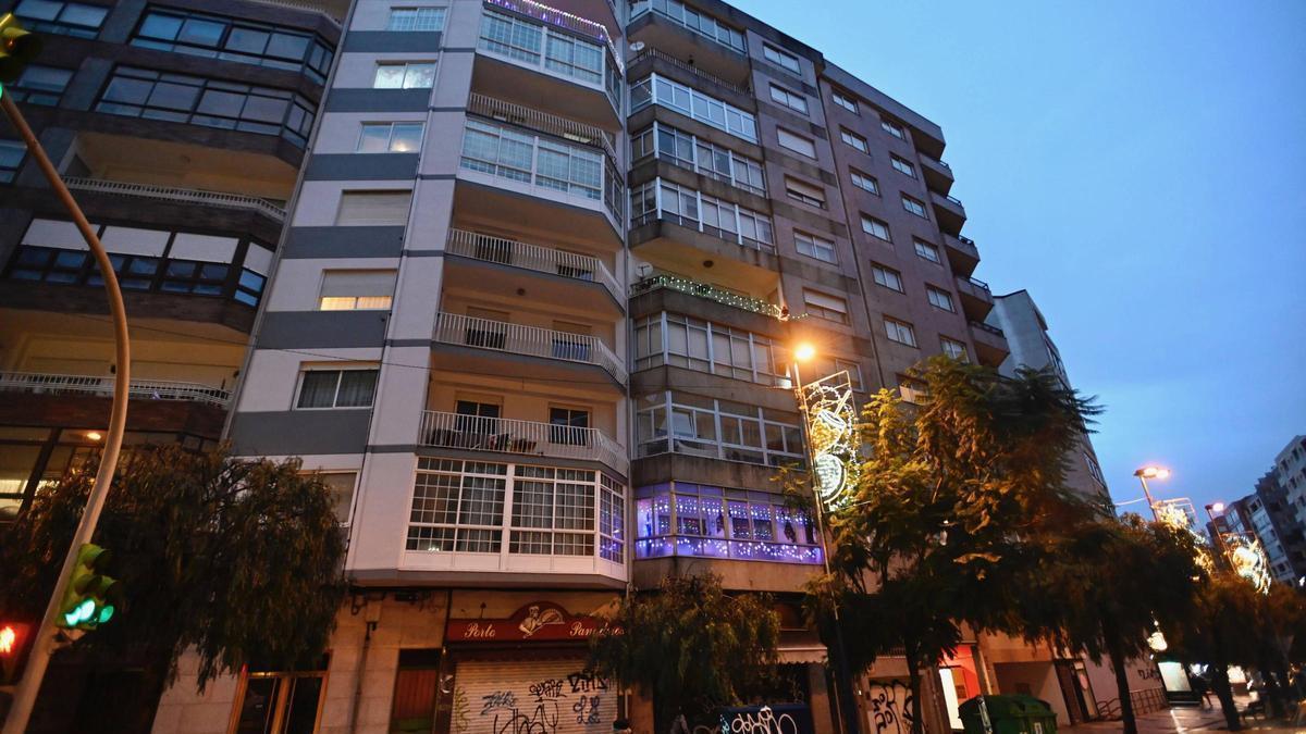 Balcones iluminados en Travesía de Vigo.