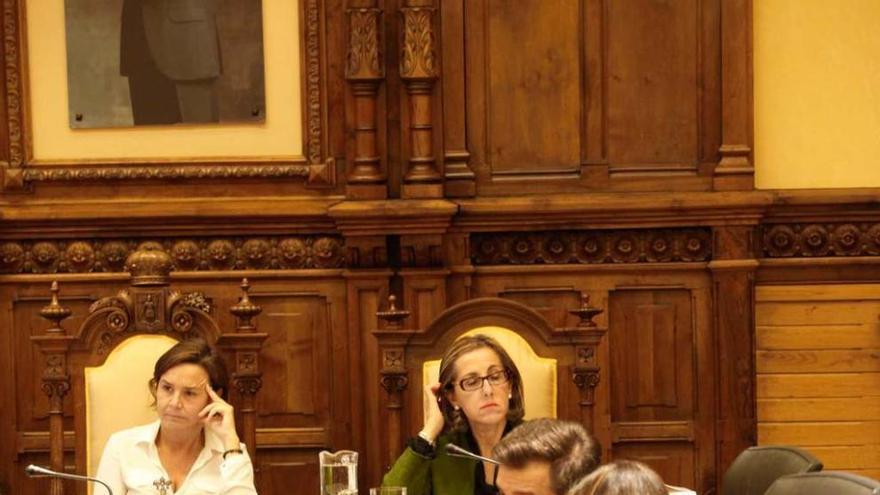 Ediles de Xixón Sí Puede y PSOE con la alcaldesa, Carmen Moriyón, y la interventora, Belén Grana, al fondo.