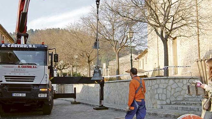 Una de las plazas registradas a nombre del obispado está ubicada en el lateral de la parroquia de Mancor.