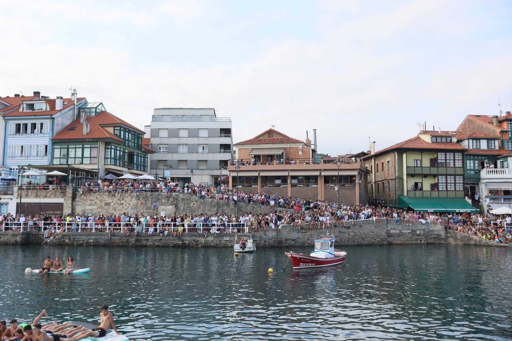 EN IMÁGENES: La multitudinaria cita de la cucaña en el Carmen de Luanco