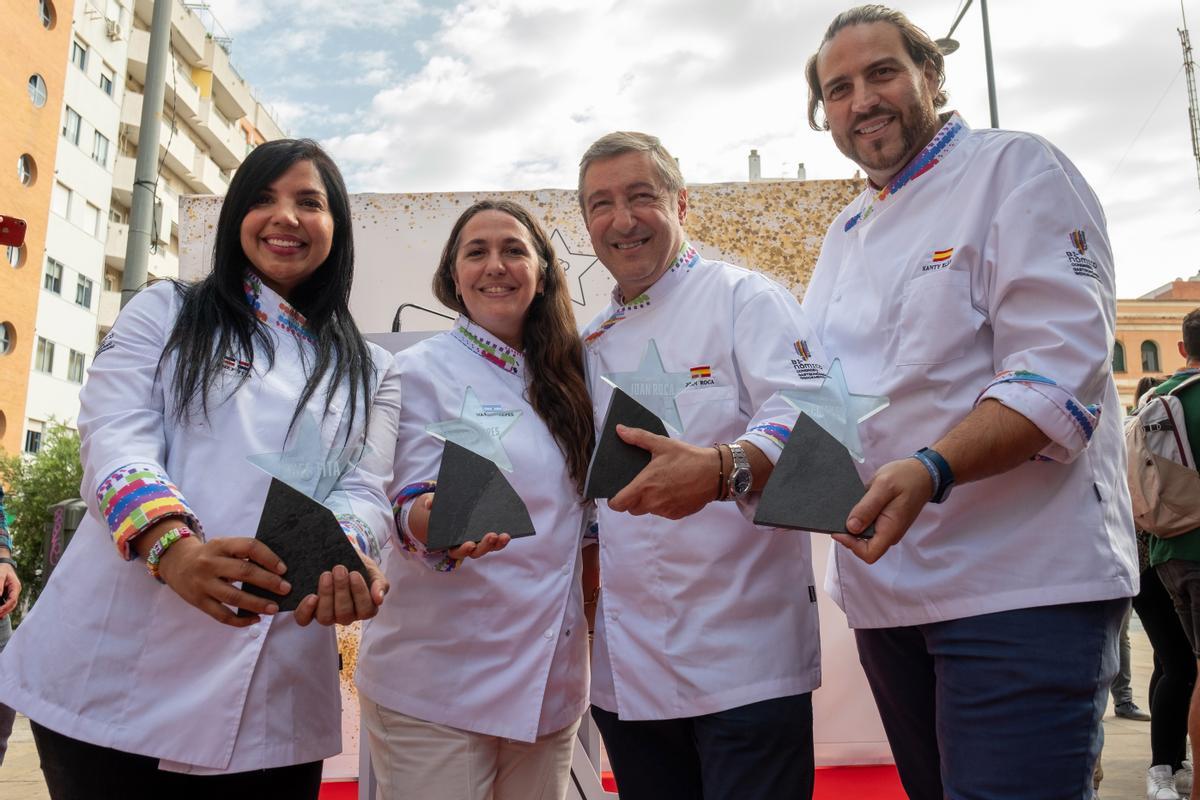La dominicana Chef Tita, la argentina Narda Lepes, Joan Roca y Xanty Elías posan tras descubrir sus estrellas en el Paseo de las Estrellas de la Gastronomía en Huelva.