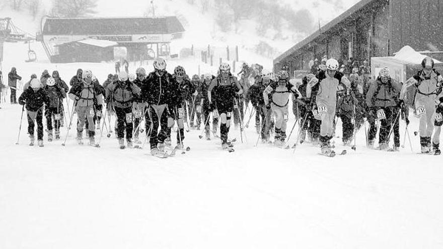 Los participantes, instantes después de tomar la salida del X Rally Fuentes de Invierno.