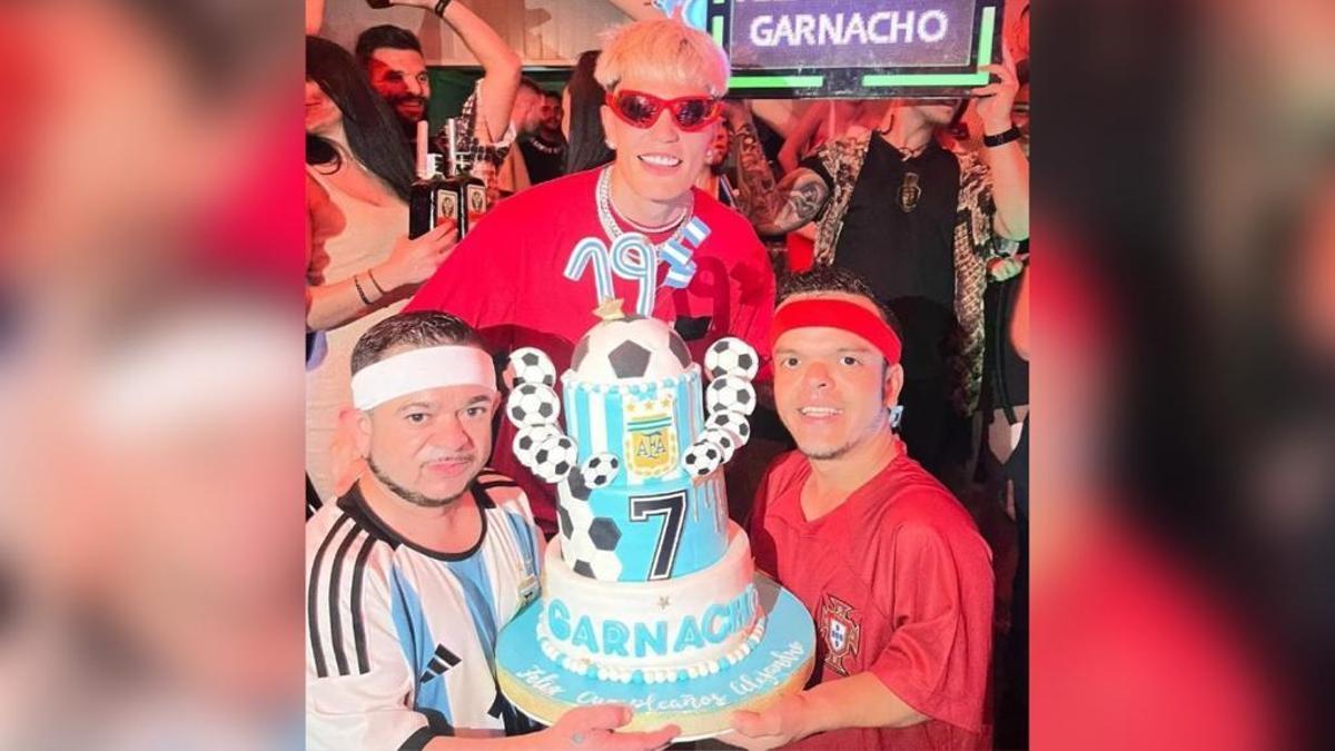 Garnacho celebra su cumpleaños con dos animadores