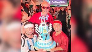 Garnacho celebra su cumpleaños con dos animadores