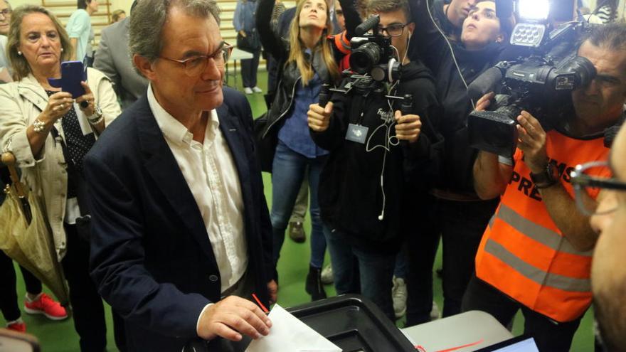 L&#039;expresident de la Generalitat, Artur Mas, diposita el seu vot en una mesa del col·legi electoral Infant Jesús de Barcelona en el referèndum de l&#039;1-O