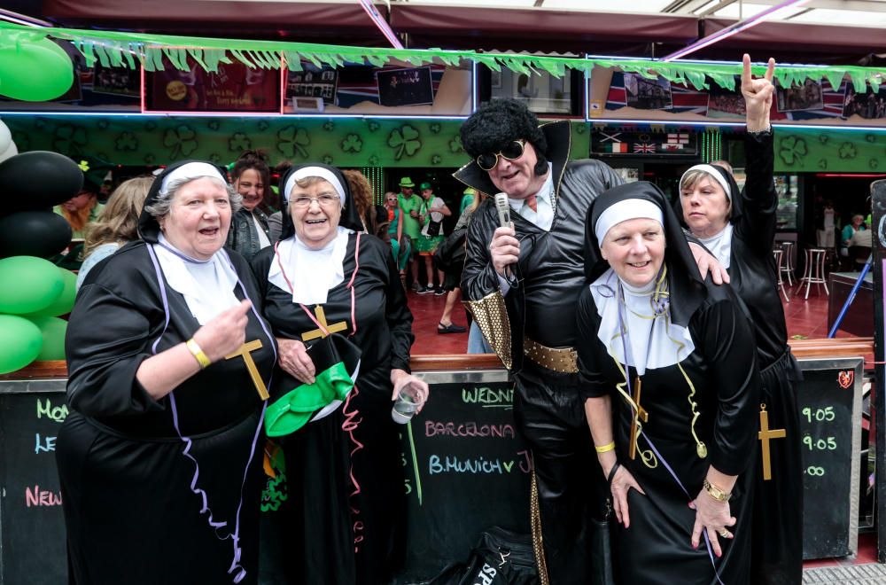 Las calles de la zona de pubs ingleses se tiñen de una marea verde que, como es tradición, conmemora esta fiesta irlandesa por todo lo alto