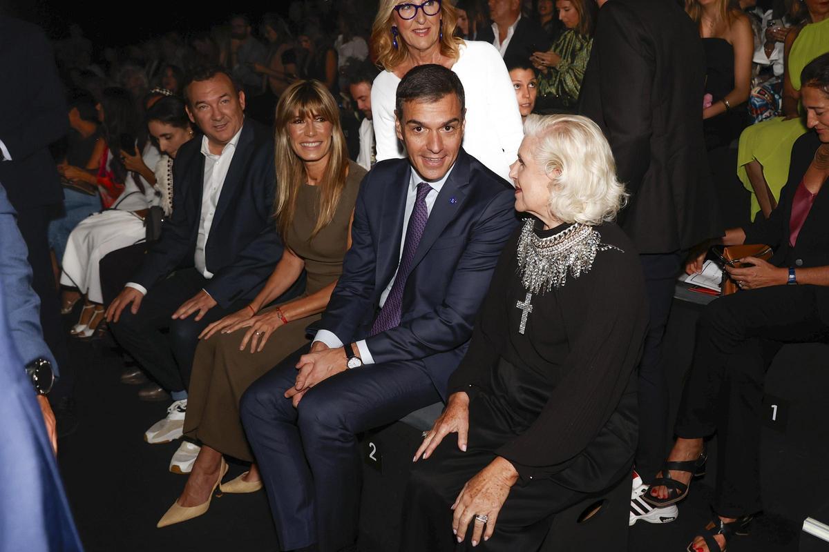 El presidente del Gobierno, Pedro Sánchez, junto a su esposa, Begoña Gómez, y la madre del diseñador, Mari Carmen Cabos.