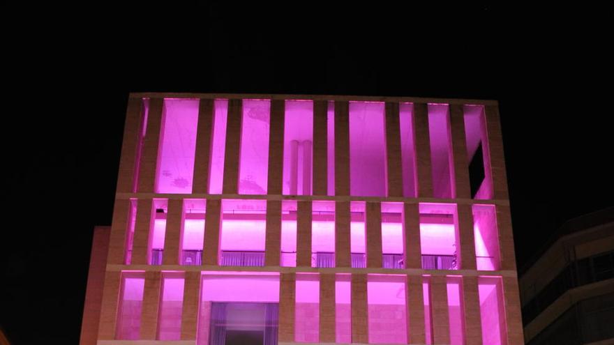 El edificio, frente a la Catedral de Murcia, lució este martes rosa para apoyar los derechos de las niñas.