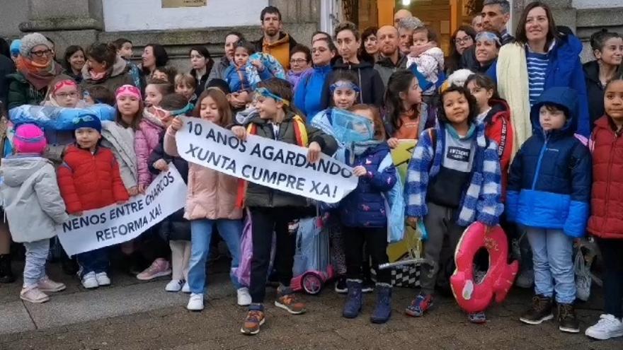 Gorros y gafas de natación y flotadores para protestar contra las filtraciones en el CEIP Froebel de Pontevedra