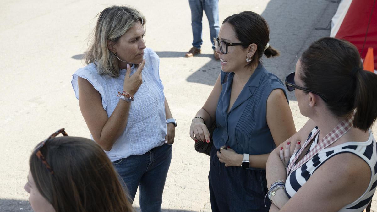 La presidenta de la Diputación, Marta Barrachina, con alcaldesas afectadas por el incendio.