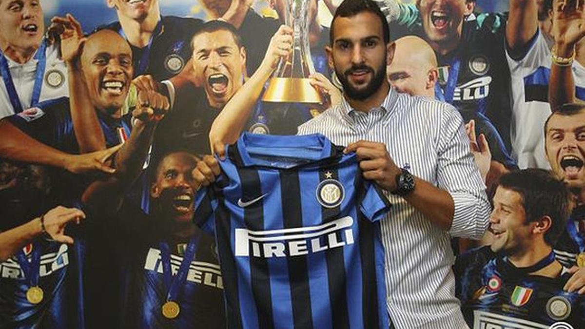 Martín Montoya posa con la camiseta del Inter en Milán.