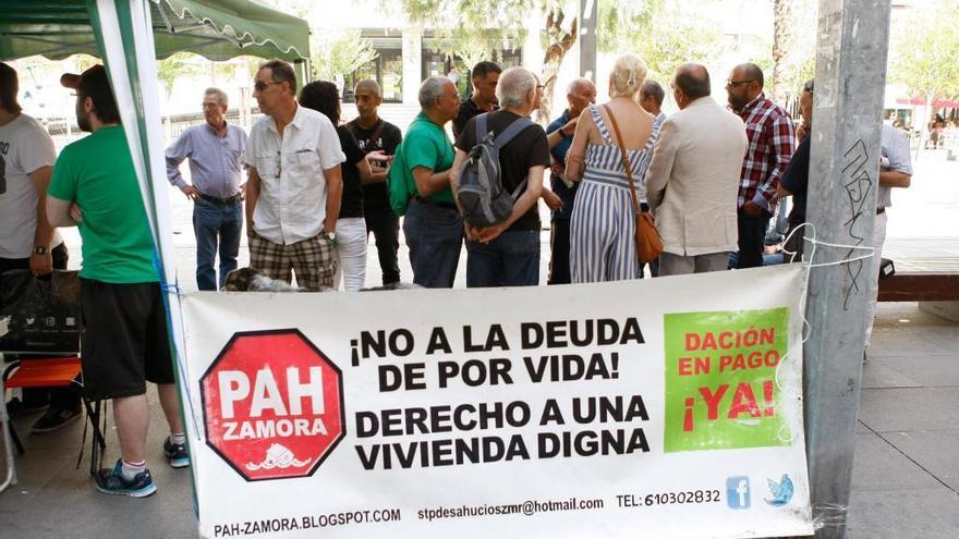 Protesta por la subasta de los bienes.