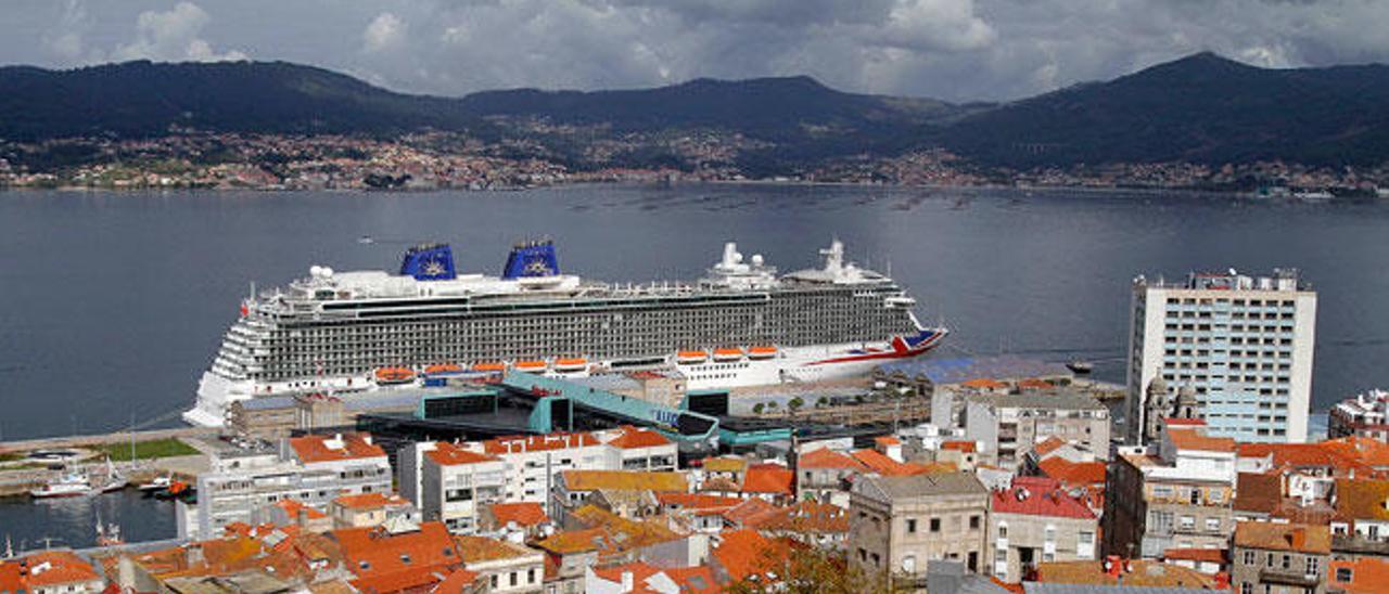 El crucero Britania, atracado en el puerto de Vigo. //J. Santomé