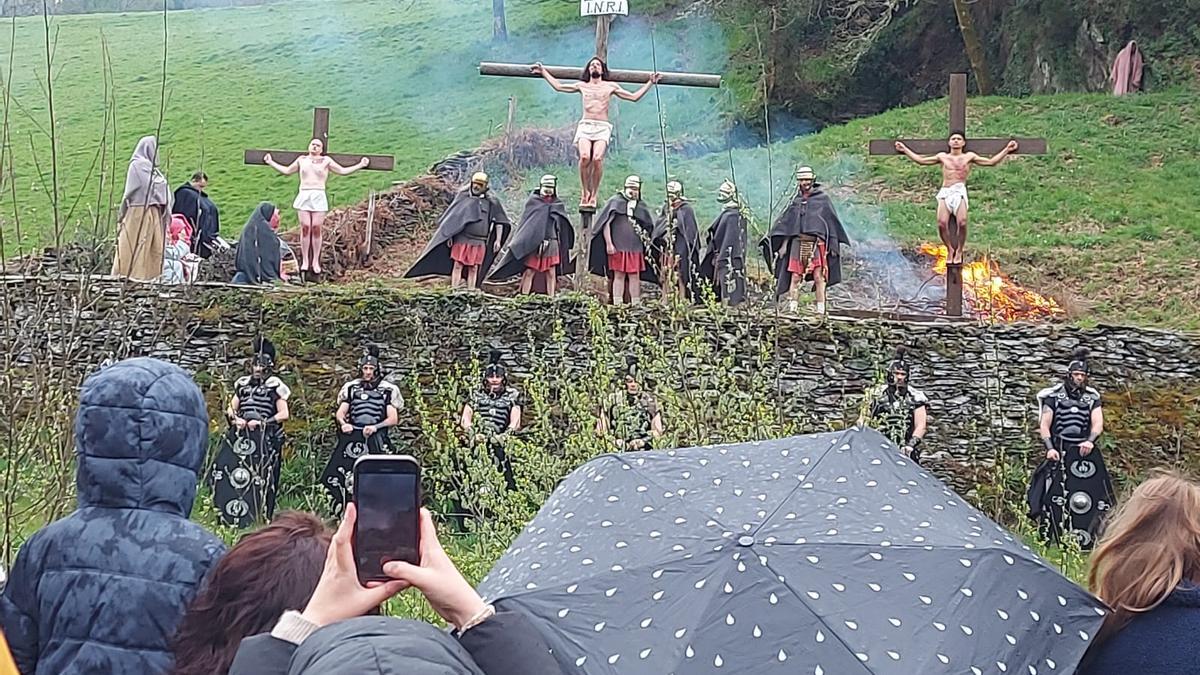 VÍDEO: Así fue el viacrucis viviente de Villanueva de Oscos