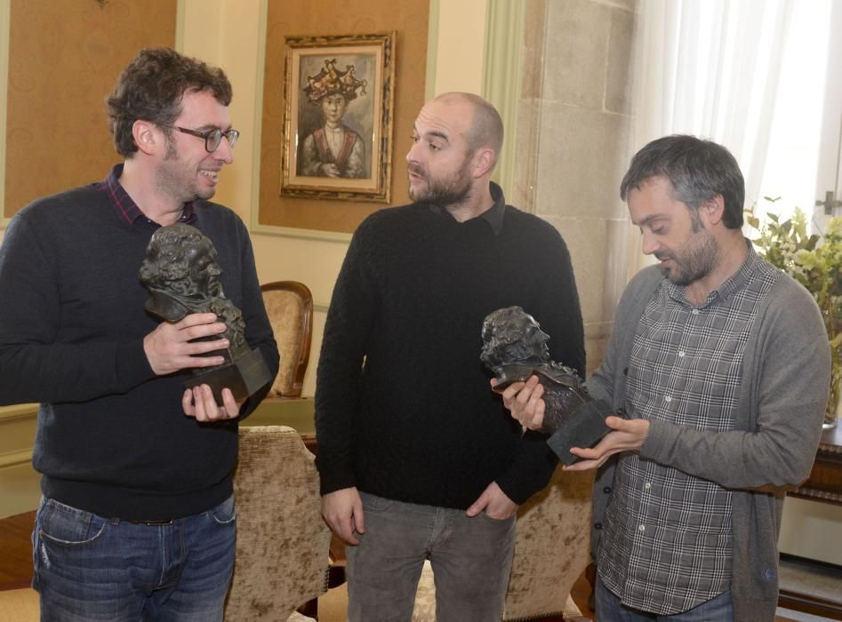 El ganador de dos Goya en la pasada edición ha sido recibido en el Ayuntamiento por el alcalde Xulio Ferreiro y el concejal de Culturas José Manuel Sande antes del preestreno de 'Psiconautas'.