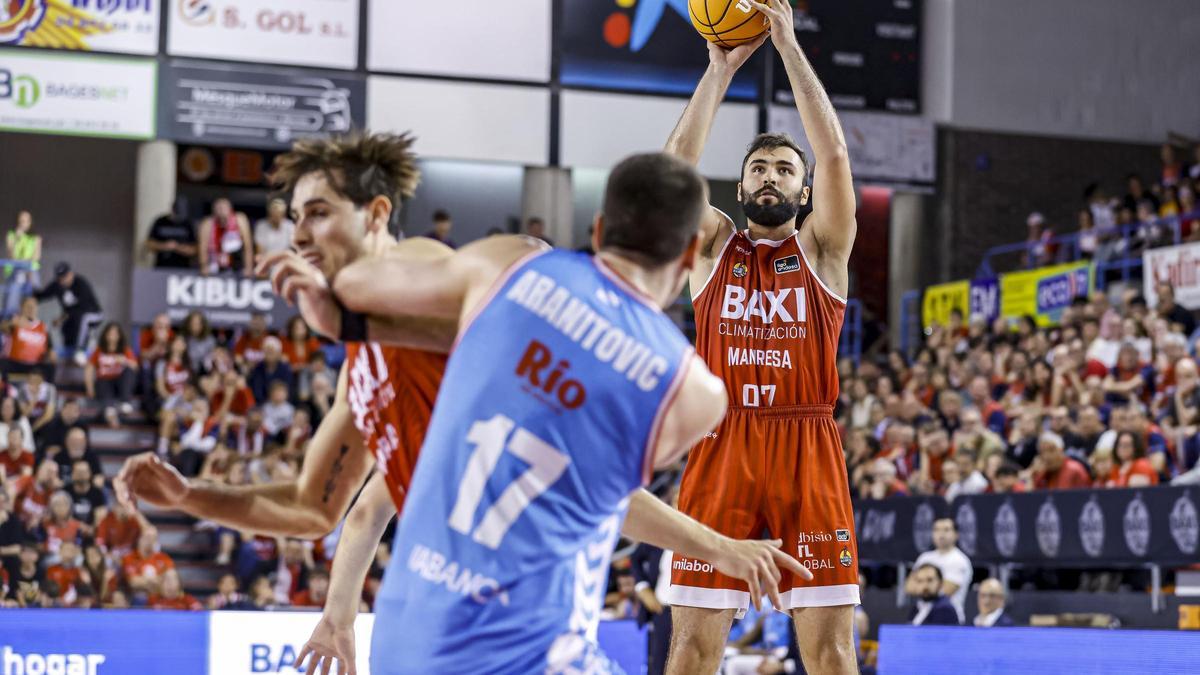 Emanuel Cate lanza a canasta en un partido Baxi Manresa-Río Breogán