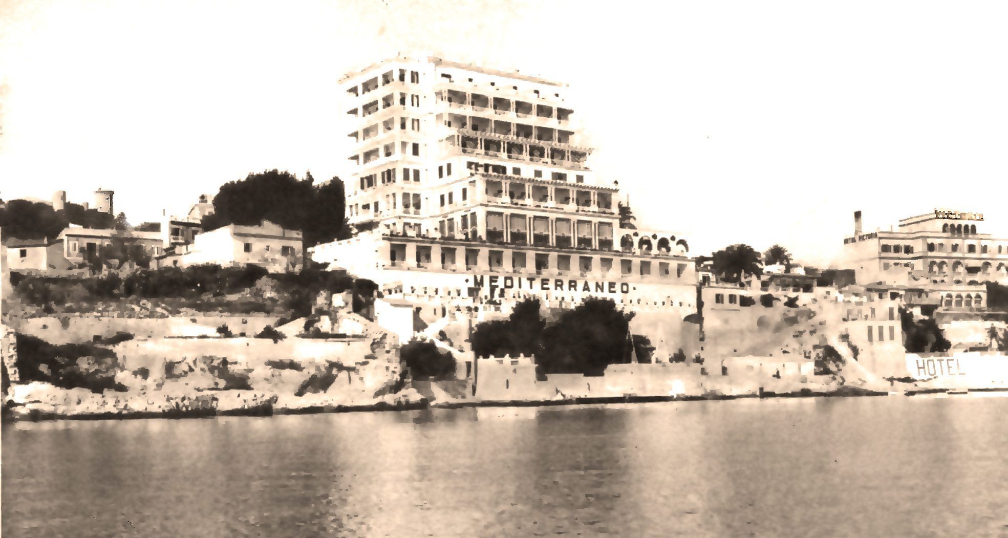 FOTOS: Así eran la piscina y el puente del antiguo Hotel Mediterráneo, que ahora desaparecen