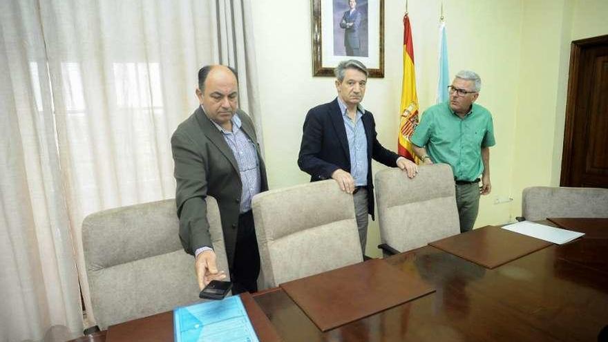 El alcalde de Meis, José Luis Pérez (centro), en la presentación del proyecto del parque acuático. // I.Abella